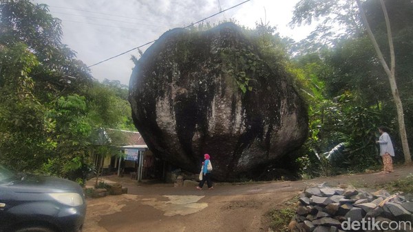 Batu Raksasa