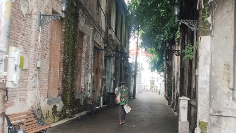 Misteri Nini Plinti: Penunggu Rumah Akar Semarang yang Bikin Merinding