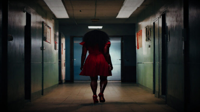 Madam Koi Koi – Hantu Sepatu Merah yang Menghantui Asrama Nigeria