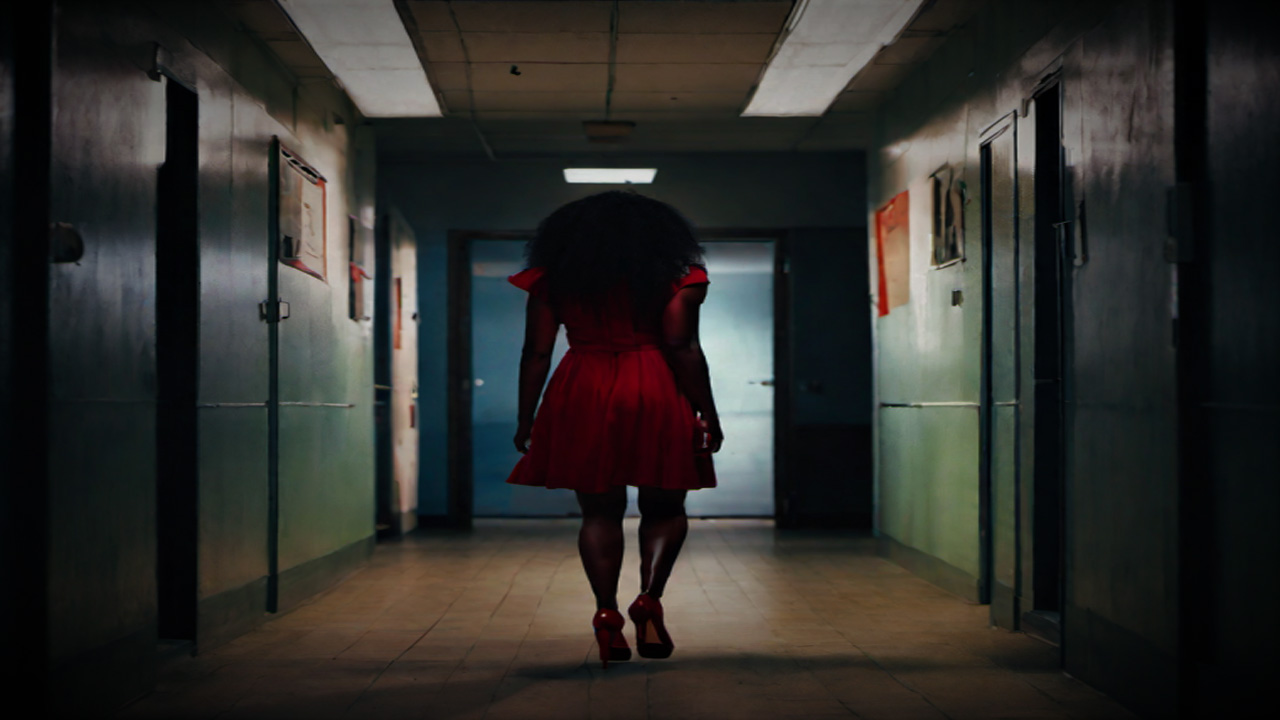 Madam Koi Koi – Hantu Sepatu Merah yang Menghantui Asrama Nigeria