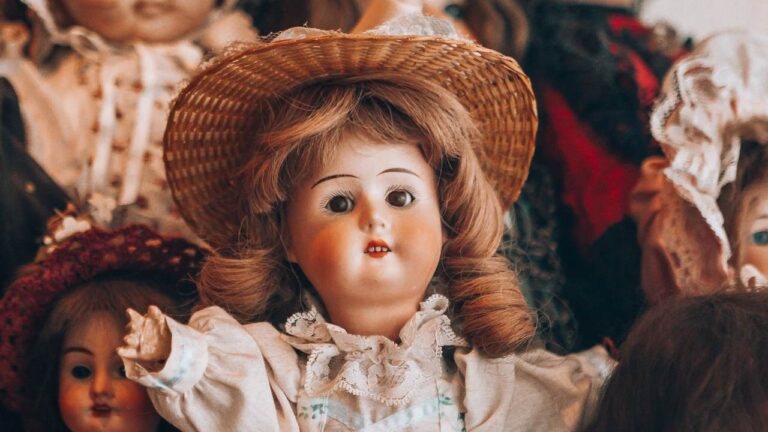 Boneka Arwah “Arwah-An” Menjadi Tren: Tradisi, Mistisisme, atau Eksploitasi