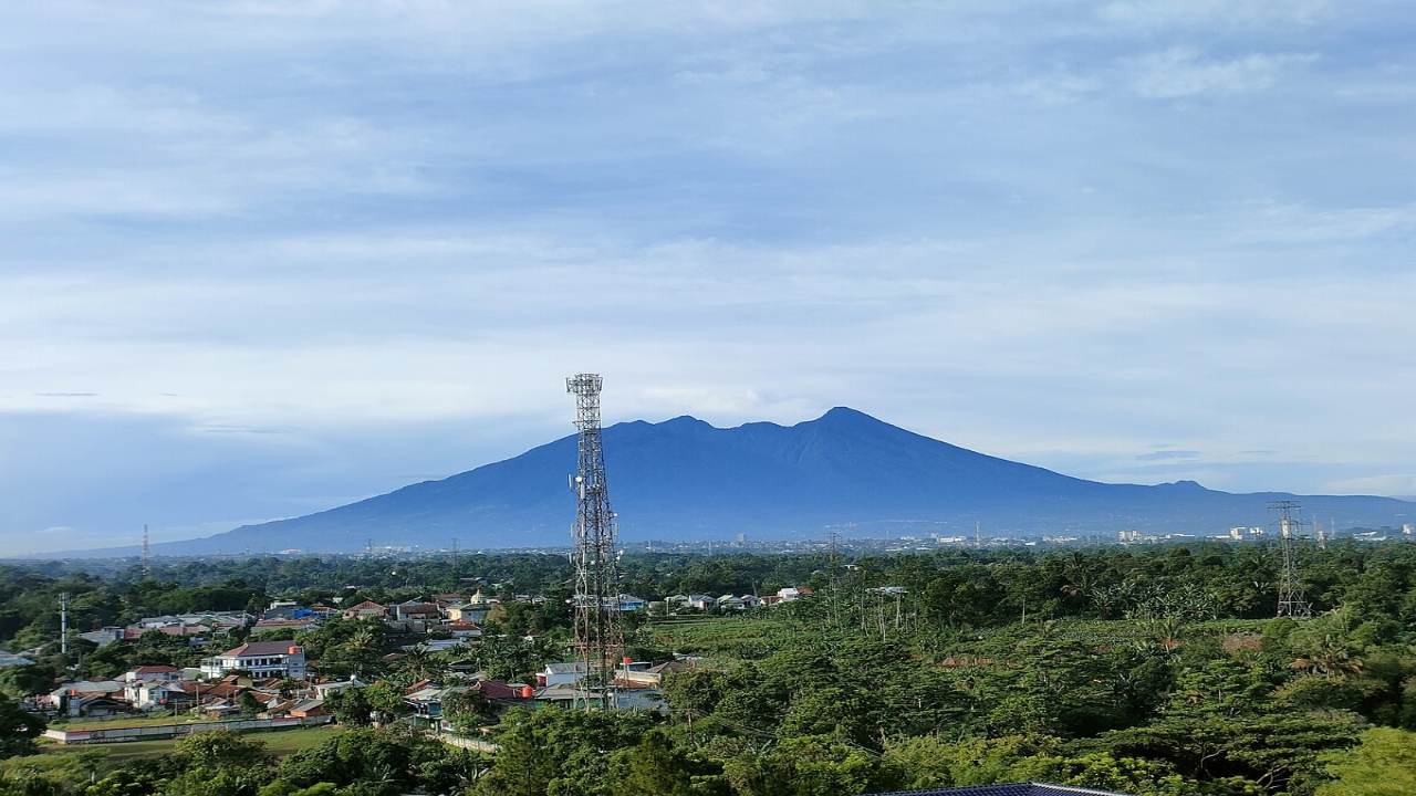 Misteri Gunung Salak: Jejak Pesawat Hilang dan Konspirasi yang Tak Pernah Padam