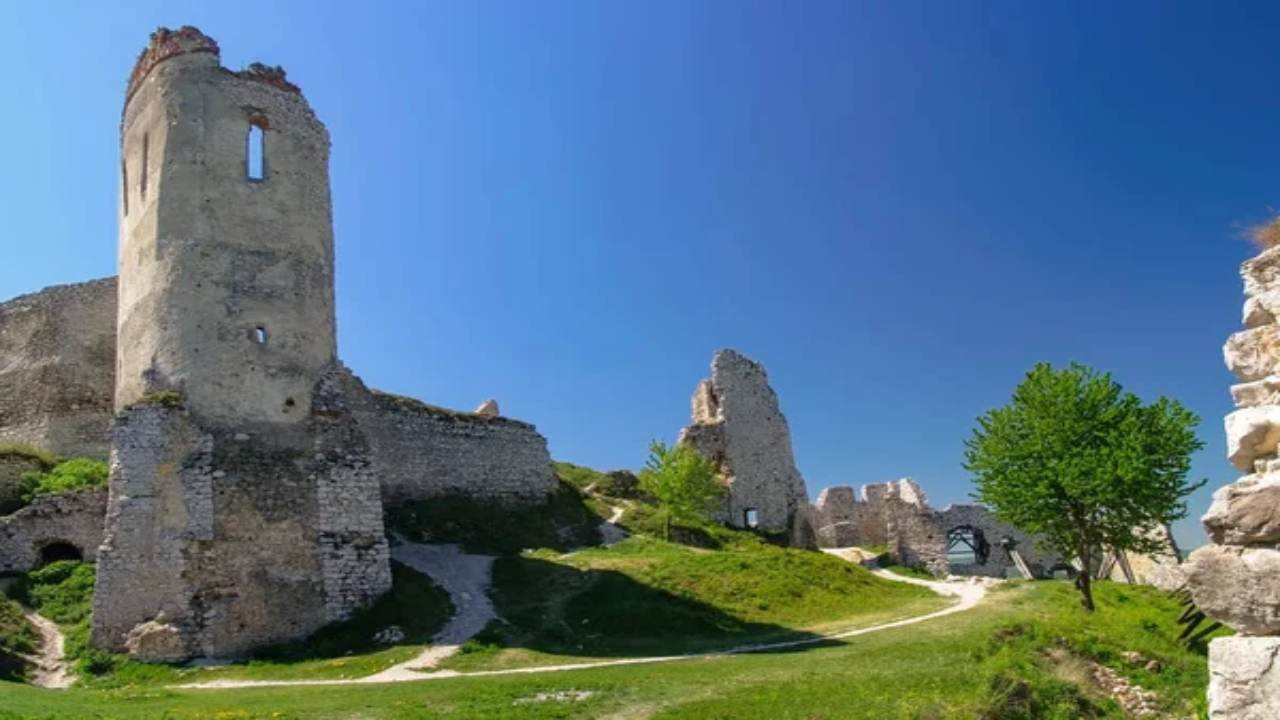 Moosham Castle: Kisah Mistis di Balik Dinding Tua yang Membeku oleh Waktu