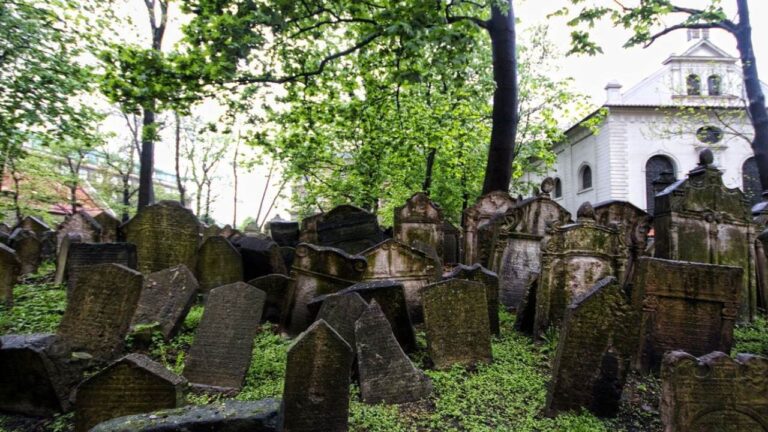 Makam Paling Angker dan Cerita yang Mengelilinginya