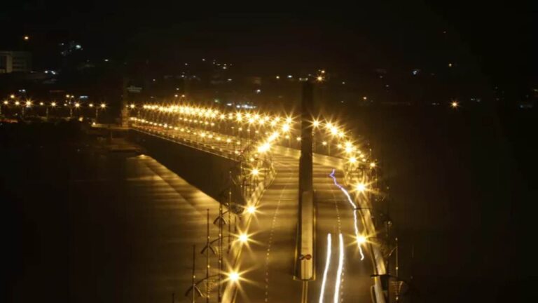 Pocong di Jembatan Dompak: Kisah Sunyi yang Terus Hidup di Tengah Malam
