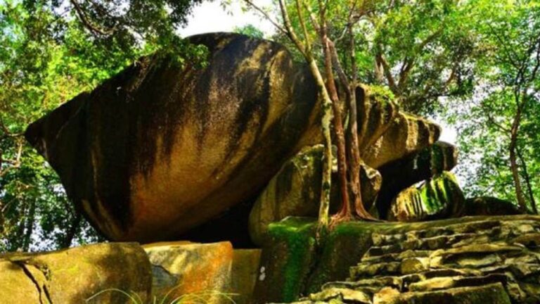 Legenda Batu Berantai Kepulauan Riau: Jejak Kutukan, Kesetiaan, dan Pesan Leluhur